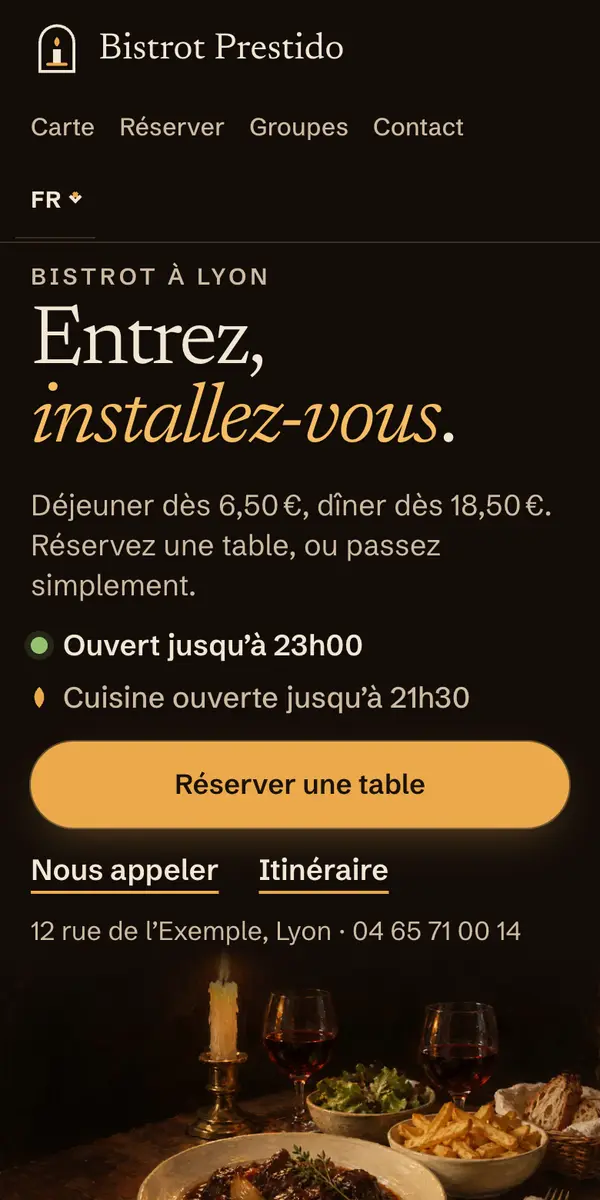 Un téléphone affiche le site d’exemple d’un bistrot inventé : carte, horaires et un bouton pour réserver une table.