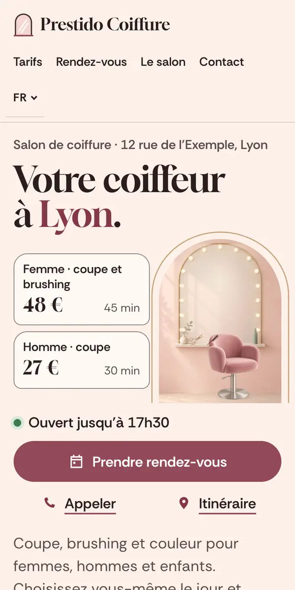 Un téléphone affiche le site d’exemple d’un salon de coiffure inventé : tarifs, horaires et un bouton pour prendre rendez-vous.